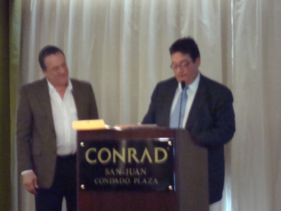 Dr Eduardo Ibarra recibe el Premio Eugenio Maria de Hostos de parte del Dr. Carlos Dias Silva